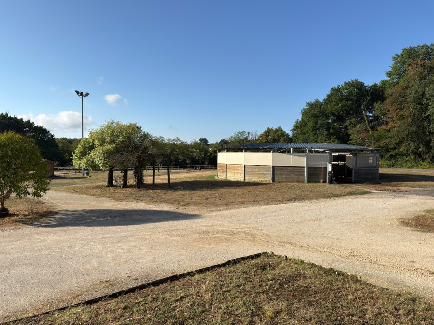 Le marcheur couvert 5 places du Centre Équestre de Venat